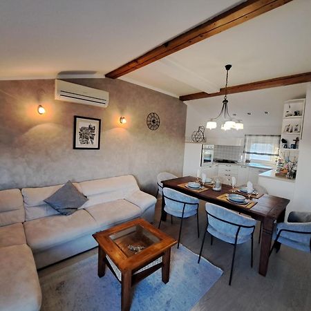 Apartman Lucia โพเซดารเย ภายนอก รูปภาพ